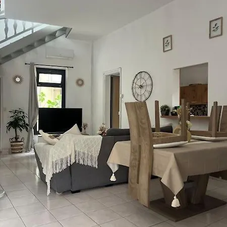 Maison De Style Scandinave En Duplex 100m2